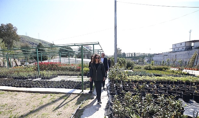 karsiyaka-belediyesi-uretiyor-parklar-cicek-aciyor-zYagT29N.jpg