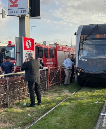 kayseride-tramvayin-carptigi-kadin-yaralandi-yLzQILa7.jpg