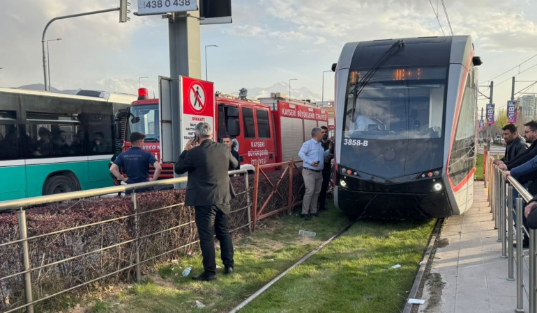 kayseride-tramvayin-carptigi-kadin-yaralandi-yLzQILa7.jpg