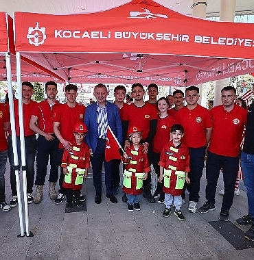 lider-buyukakina-cocuklardan-sevgi-seli-HHIuA2QF.jpg