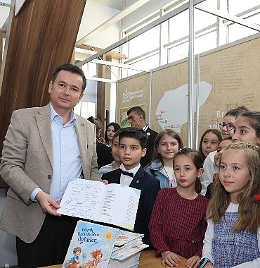 lider-erkan-aydin-bursa-23-kitap-fuarinda-cocuk-yazarlarla-bulustu-WRjt4qk9.jpg