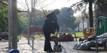 osmangazi-belediyesinden-parklara-gunluk-bakim-dokunusu-Qw3BMU9m.jpg