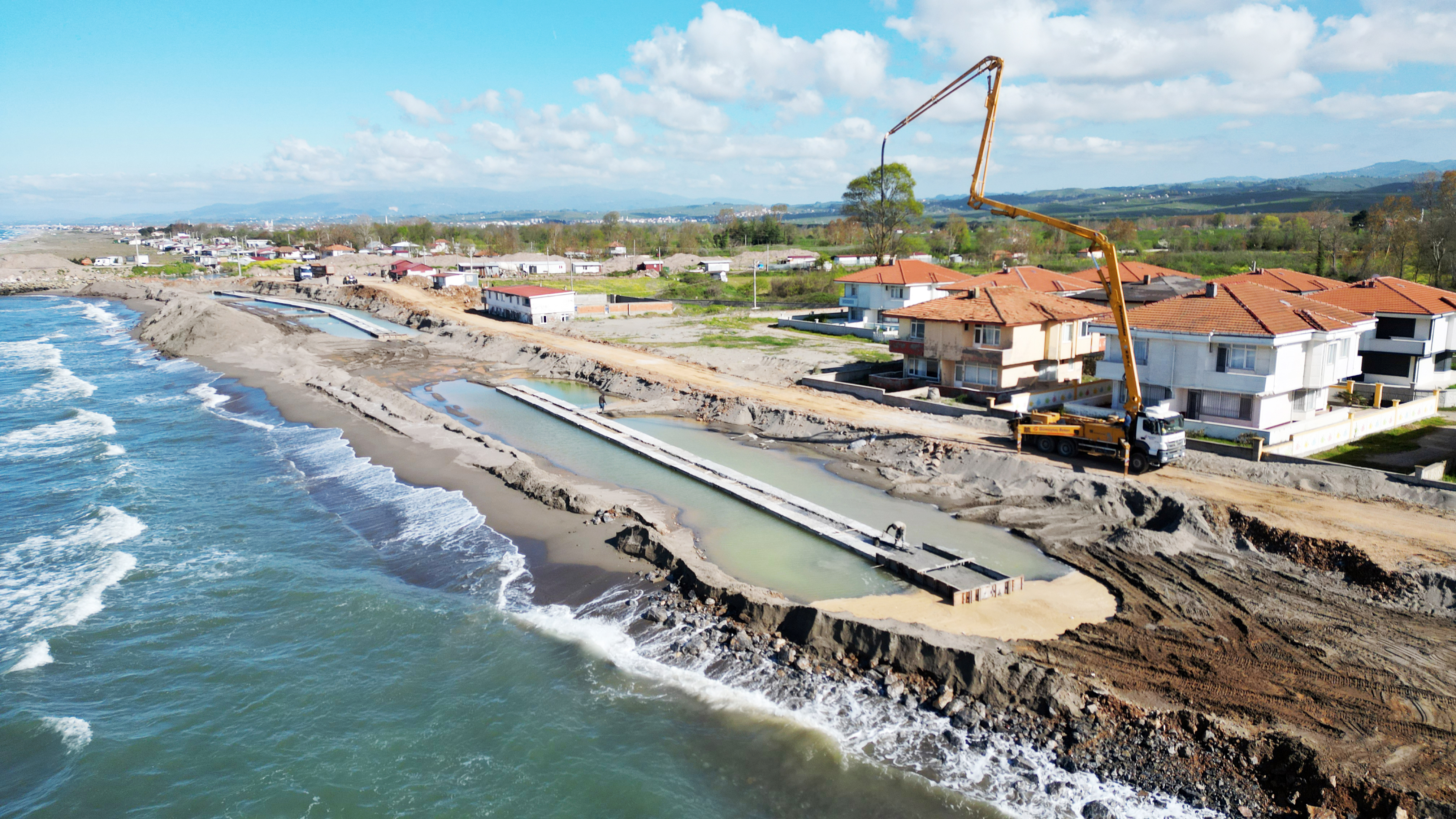 Sakarya’nın Karasu kıyısındaki erozyona sahil koruma duvarıyla önlem alınıyor
