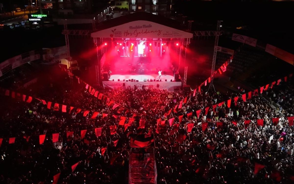 27-tarim-ve-seracilik-festivalinde-rap-sarkicisi-poizi-sahne-aldi-mTdqyhbb.jpg