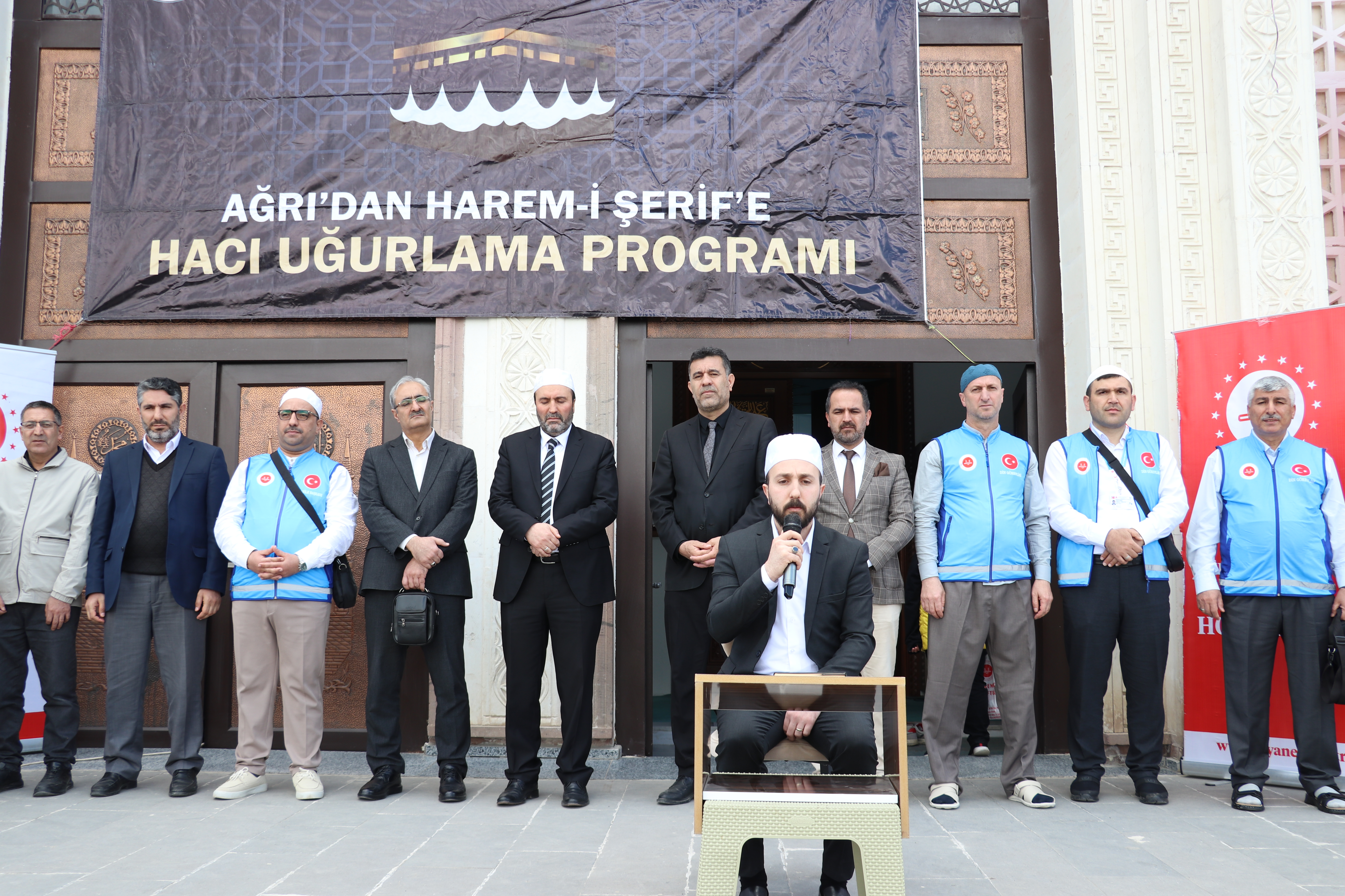 Ağrı’da hacı adayları dualarla kutsal topraklara uğurlandı