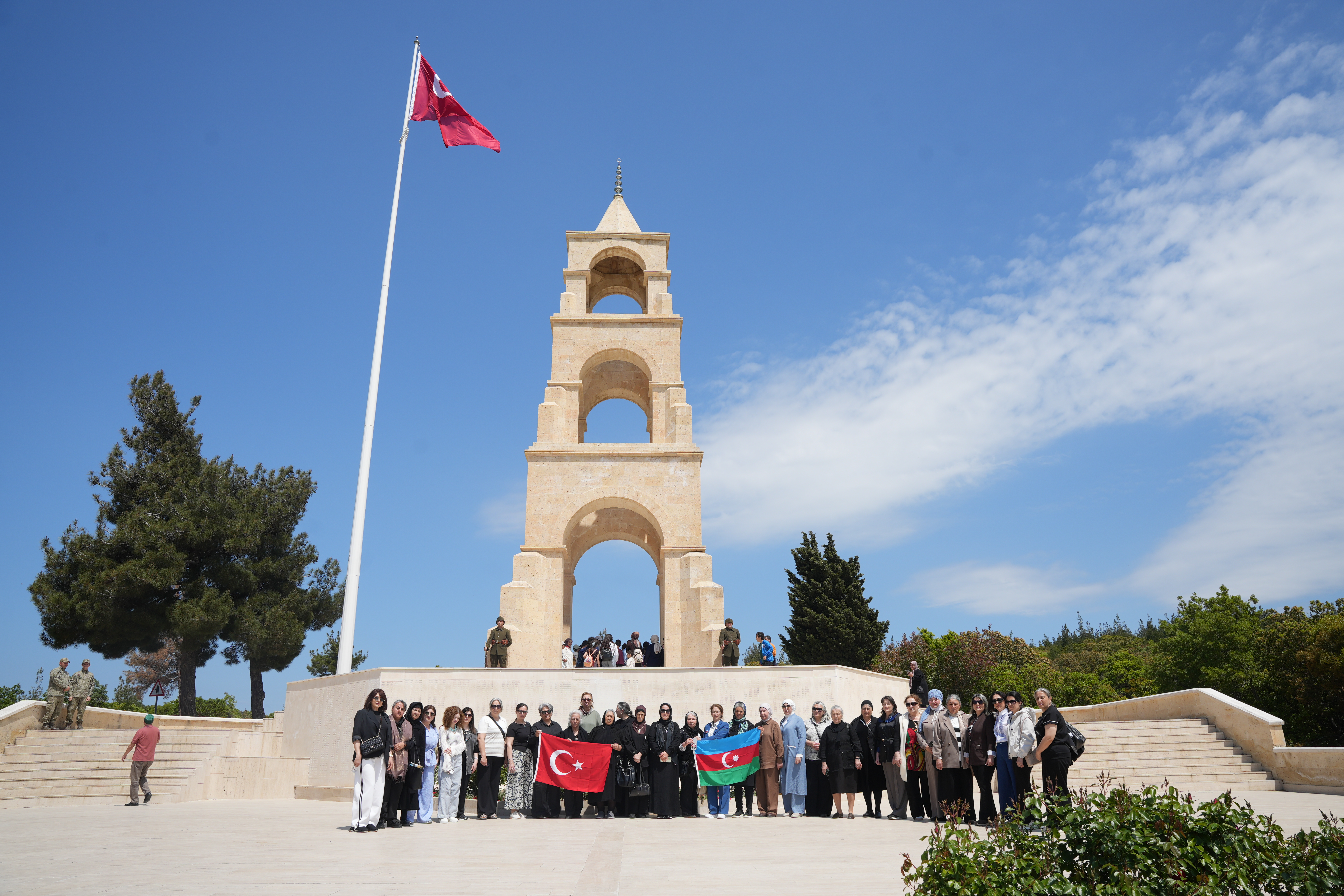 Azerbaycanlı şehit aileleri Tarihi Gelibolu Yarımadası’nı gezdi
