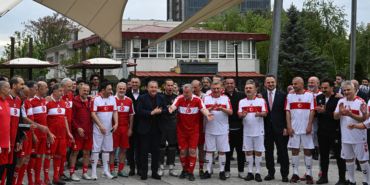 bakan-bak-meclisspor-ile-sohretler-karmasi-arasindaki-gosteri-macinda-futbol-oynadi-MpTzv3RP.jpg