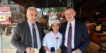 buyukakin-birinci-is-gununde-de-yanlarindaydi-iyi-ki-varsiniz-hp6TXynU.jpg