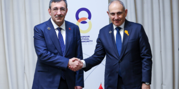 cumhurbaskani-yardimcisi-yilmaz-ermenistan-basbakani-pasinyan-ile-gorustu-vfBWnNtK.jpg