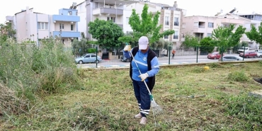 didim-belediyesinden-okullarda-ot-bicme-ve-etraf-duzenleme-calismasi-DeVCUOfU.jpg