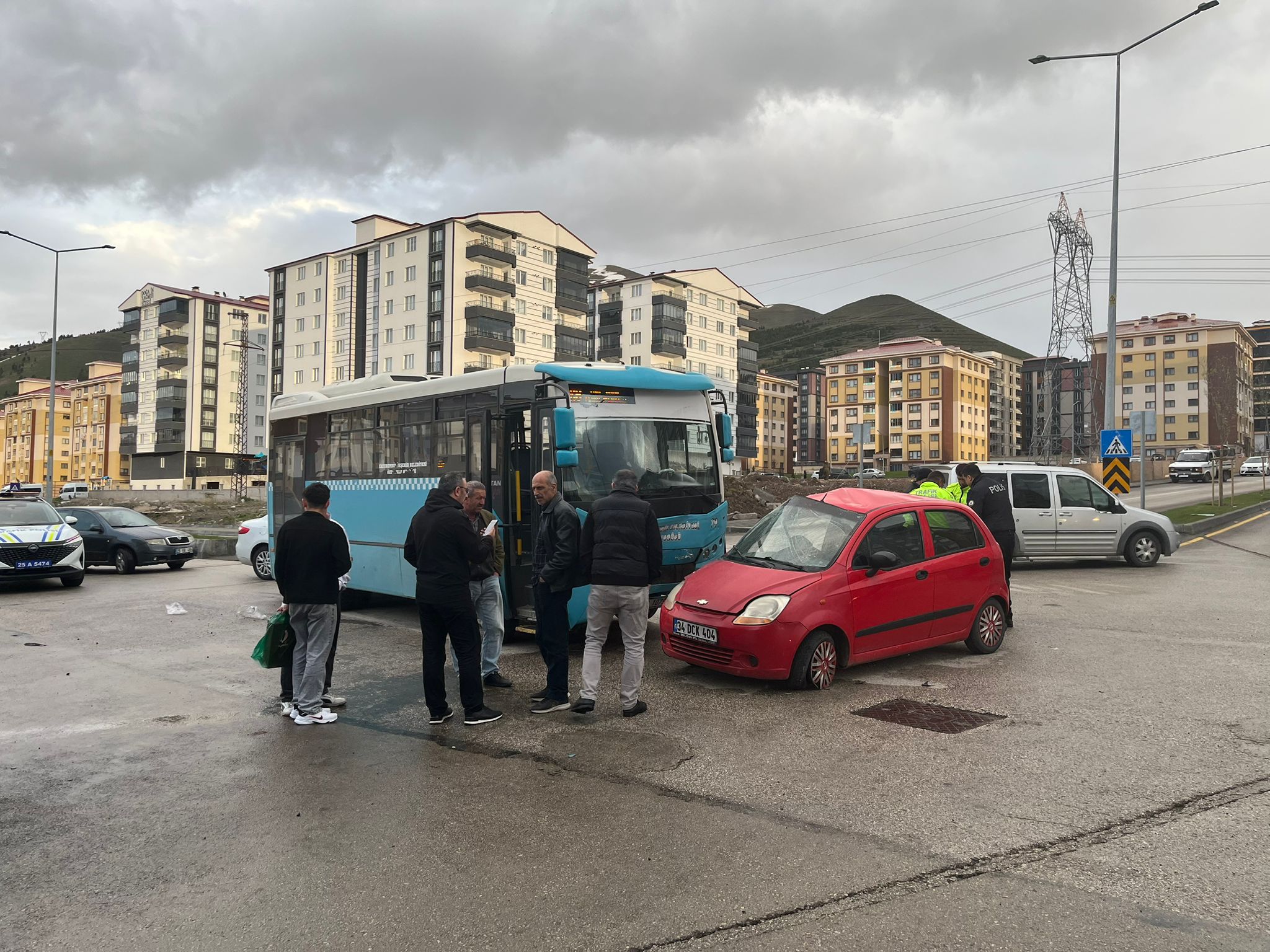 Erzurum’da halk otobüsü ile otomobilin çarpıştığı kazada 5 kişi yaralandı