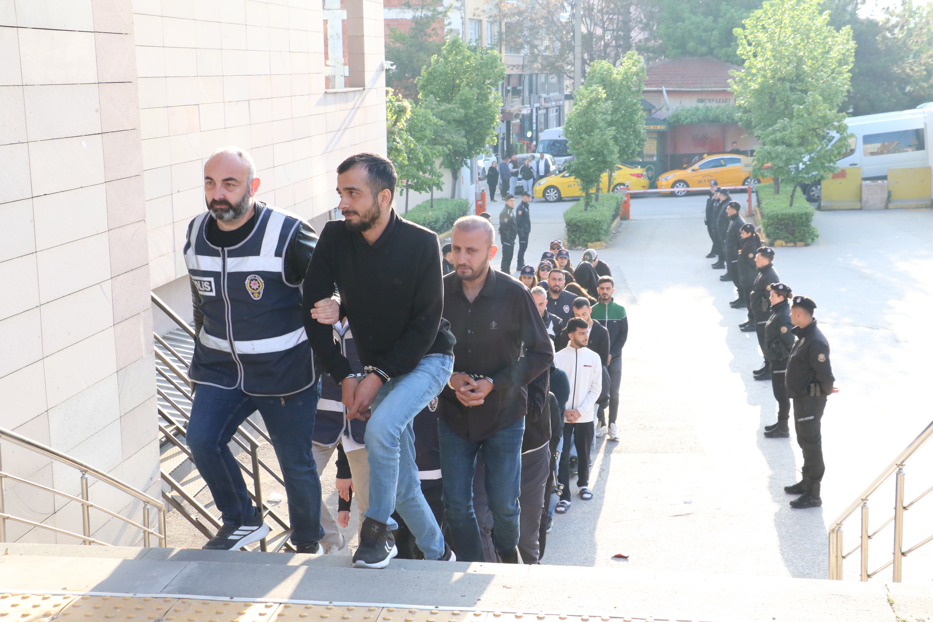 Eskişehir merkezli yasa dışı bahis operasyonunda yakalanan zanlılardan 24’ü tutuklandı