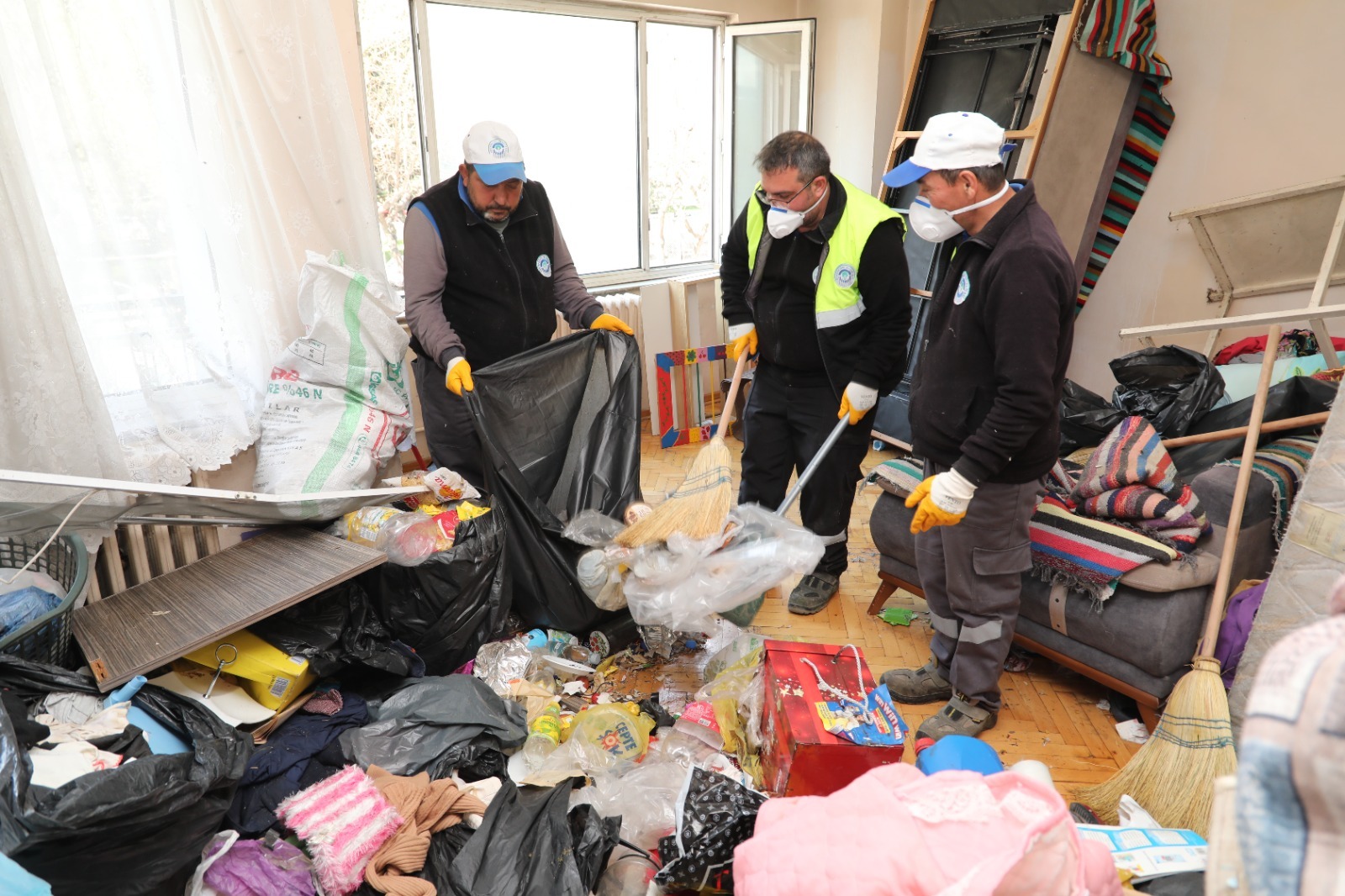 Eskişehir’de bir daireden 5 kamyon çöp çıkarıldı