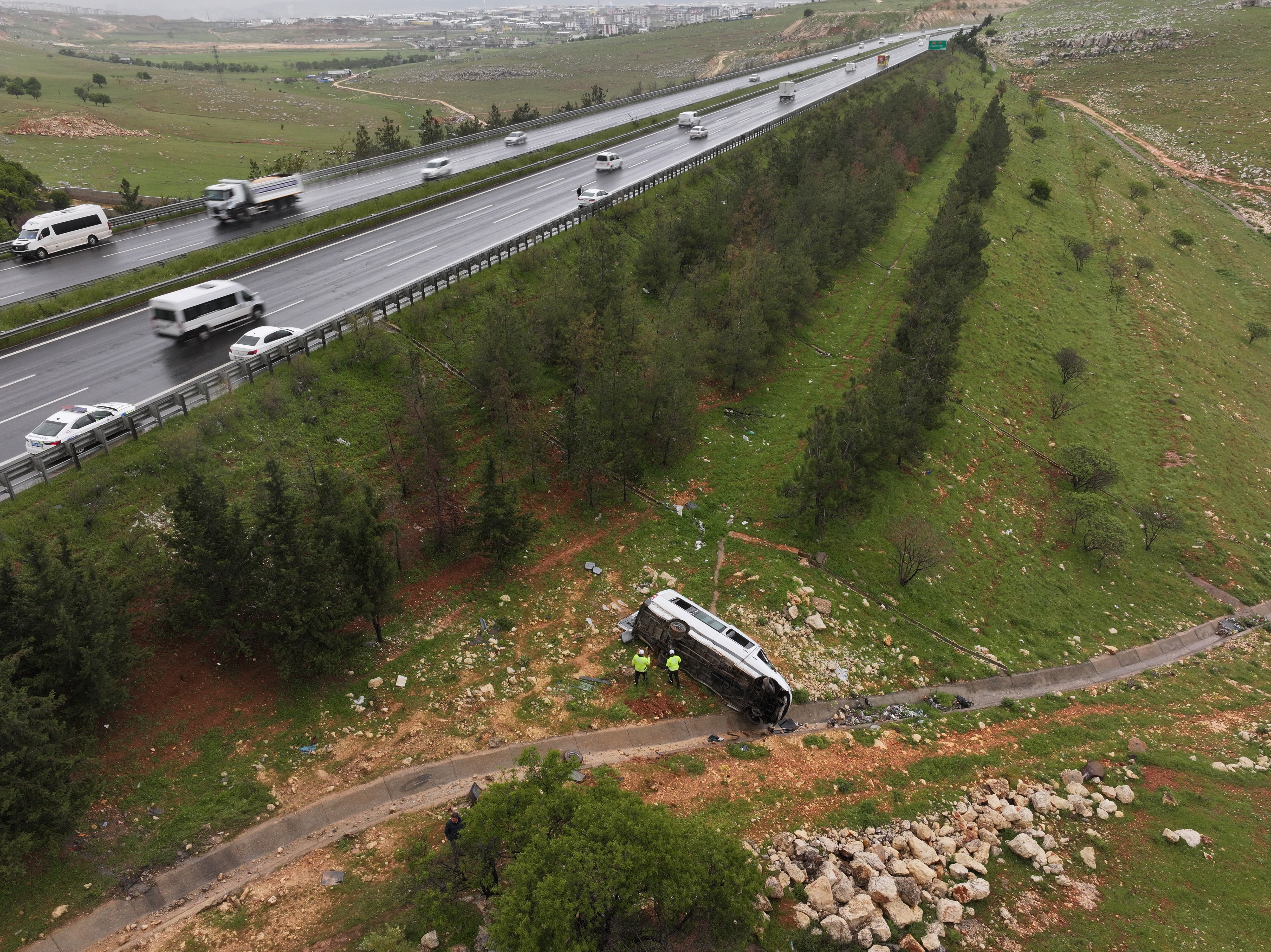 Gaziantep’te devrilen işçi servisindeki 16 kişi yaralandı