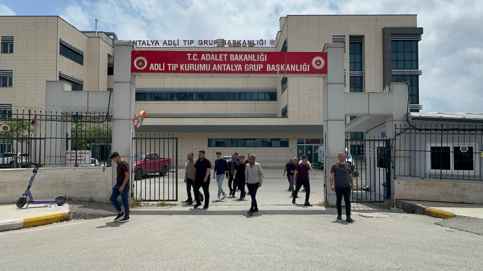 GÜNCELLEME 2- Antalya’da silahlı kavgada 3 kişi hayatını kaybetti