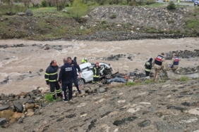 GÜNCELLEME – Erzincan’da dereye yuvarlanan otomobildeki 2 kişi öldü, 1 kişi ağır yaralandı