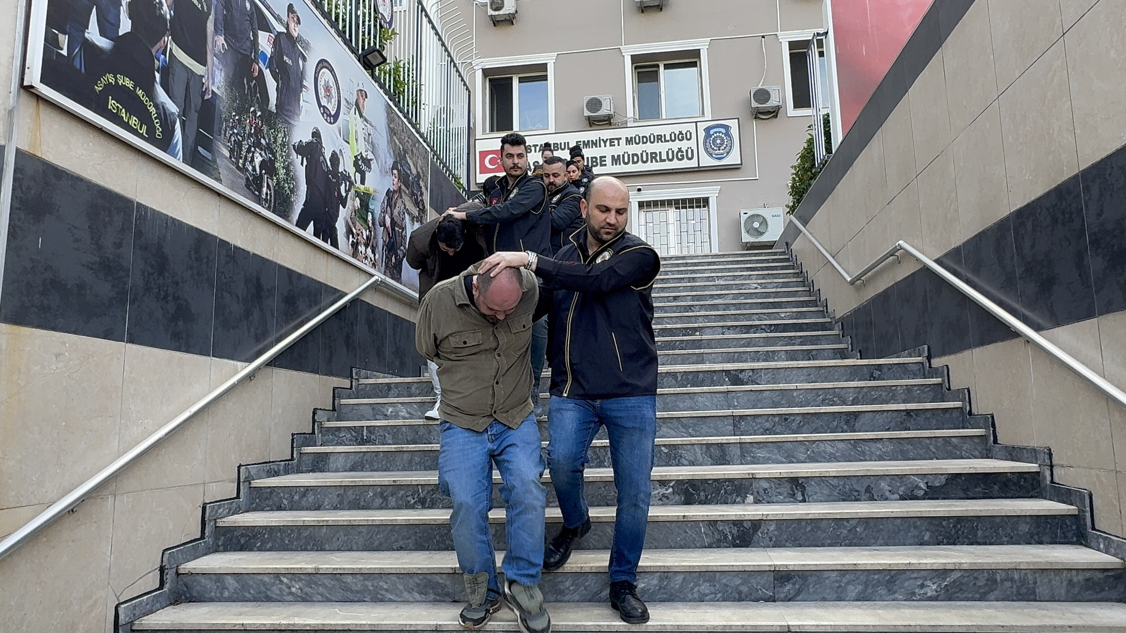 guncelleme-istanbul-merkezli-3-ilde-change-arac-operasyonunda-8-supheli-tutuklandi-Alg5vuif.jpg