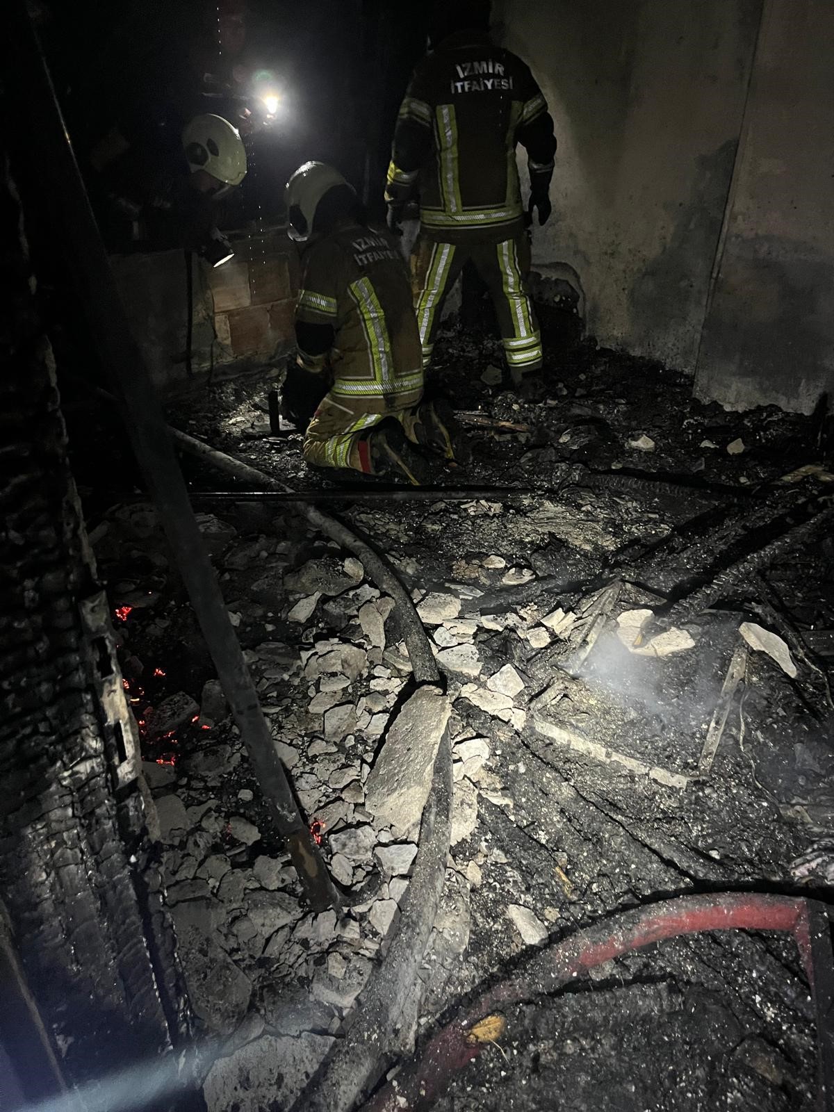 GÜNCELLEME – İzmir’de yangın çıkan evdeki bebek öldü, 3 kardeşi dumandan etkilendi