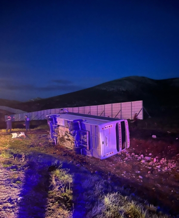 GÜNCELLEME – Sivas’ta taraftarları taşıyan midibüsün devrilmesi sonucu 25 kişi yaralandı