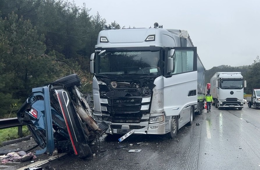 GÜNCELLEME – Tarsus-Pozantı Otoyolu’nda 3 aracın karıştığı kazada 1 kişi hayatını kaybetti, 6 kişi yaralandı