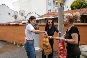 guzelbahce-belediyesinden-vatandasa-fiyatsiz-patates-ve-sogan-takviyesi-aT8iIDES.jpg