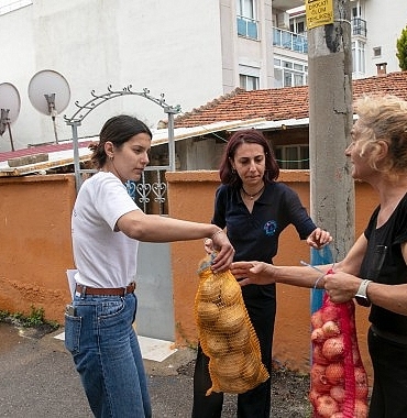 guzelbahce-belediyesinden-vatandasa-fiyatsiz-patates-ve-sogan-takviyesi-aT8iIDES.jpg