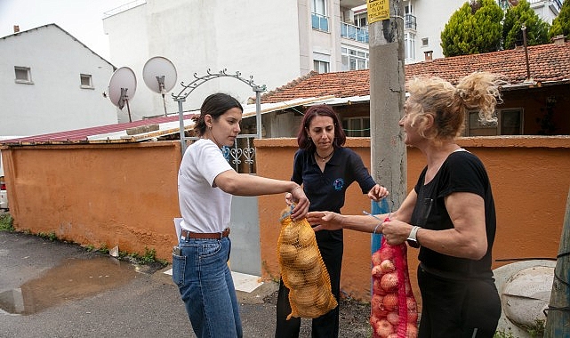 Güzelbahçe Belediyesi’nden Vatandaşa Fiyatsız Patates ve Soğan Takviyesi