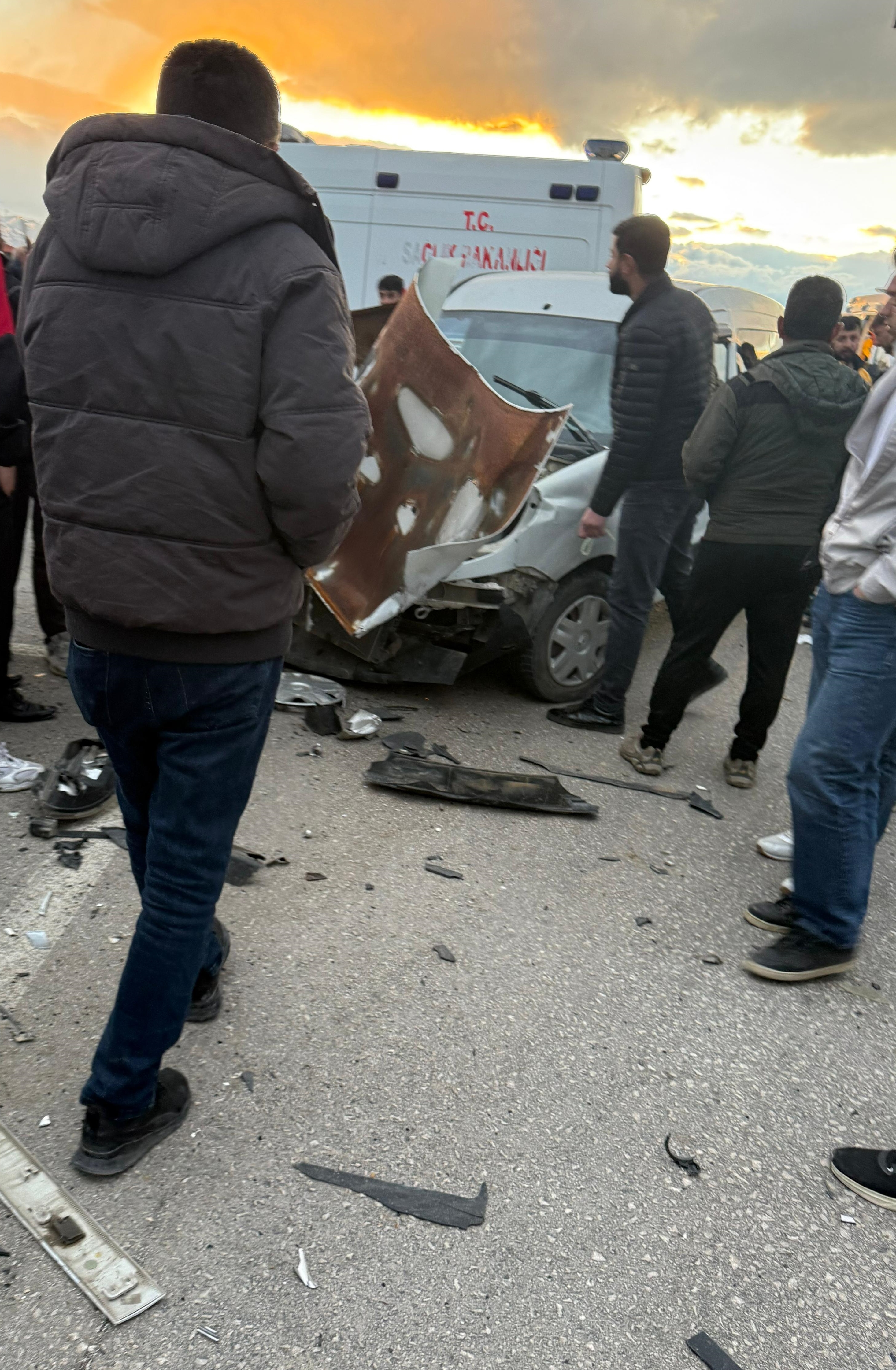Hakkari’de 3 aracın karıştığı kazada 12 kişi yaralandı