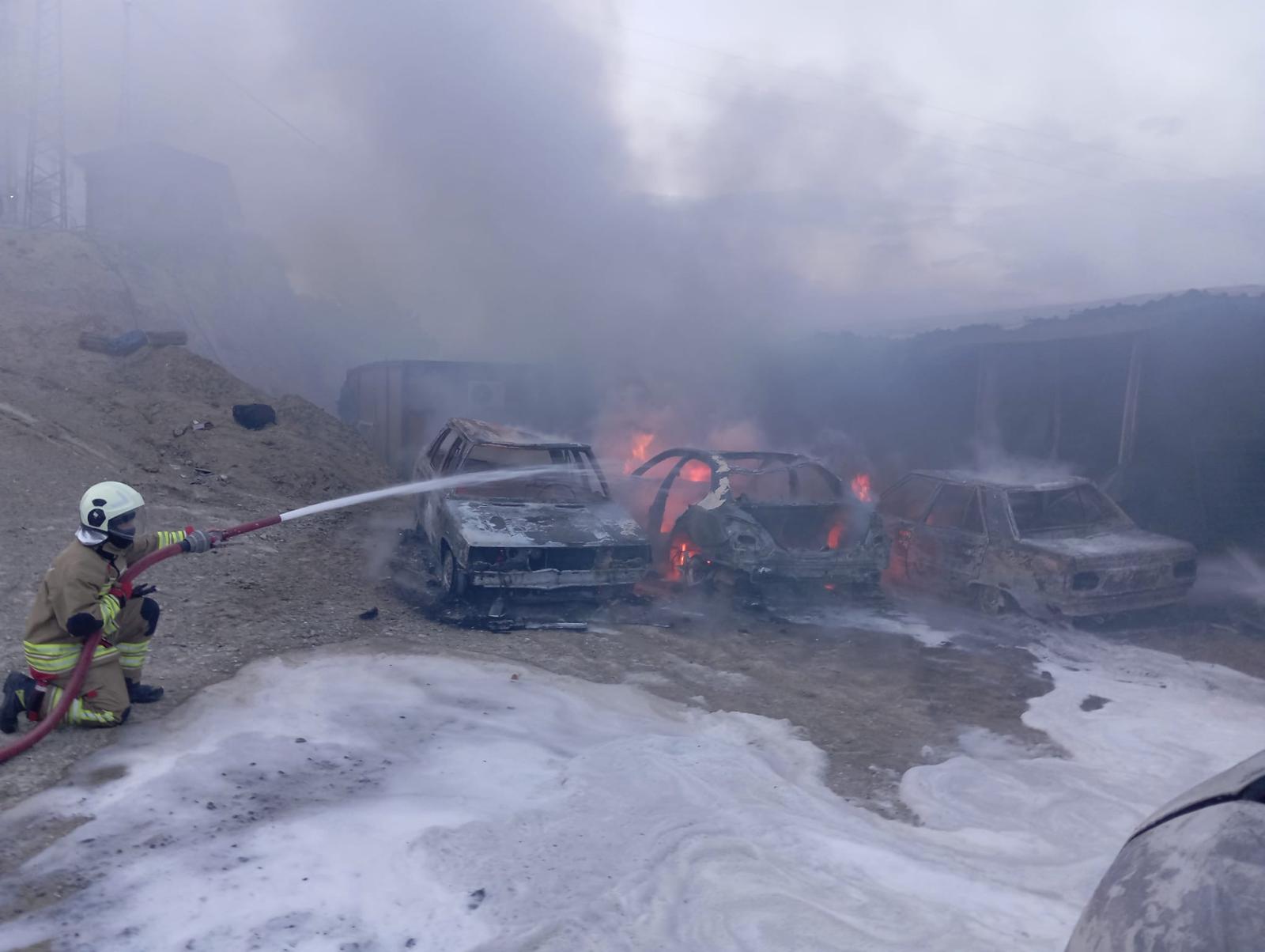 Hatay’da işçi konteynerleri ve 8 araç yandı