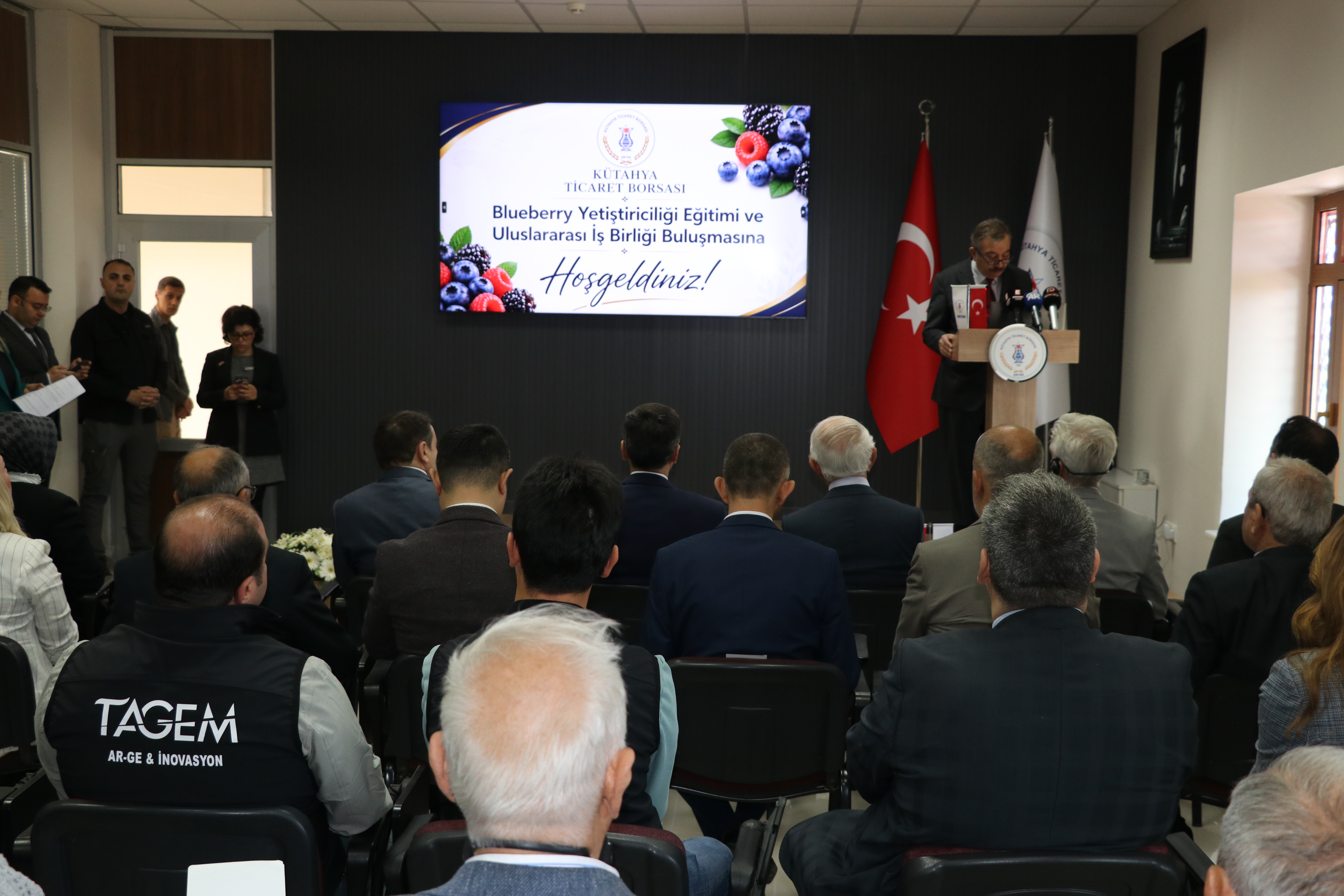 Hollandalı uzmanlar Kütahya’da üreticilere “yaban mersini yetiştiriciliği” eğitimi verdi