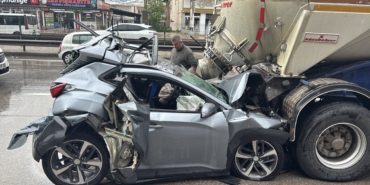 kocaelide-zincirleme-kazada-tir-ile-tankerin-arasinda-ezilen-otomobilin-surucusu-yarali-kurtuldu-RCiGqBzs.jpg