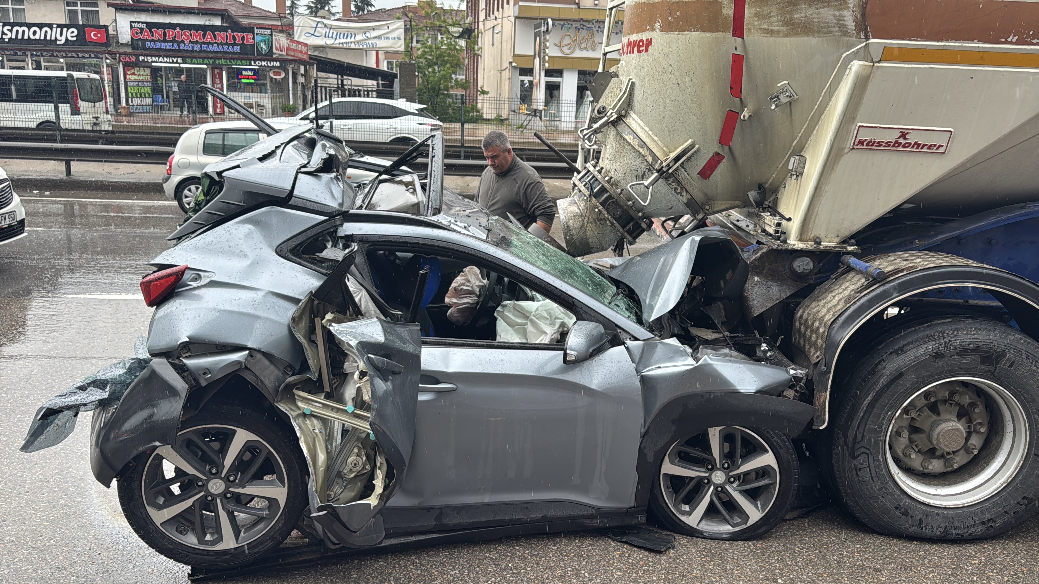 kocaelide-zincirleme-kazada-tir-ile-tankerin-arasinda-ezilen-otomobilin-surucusu-yarali-kurtuldu-RCiGqBzs.jpg