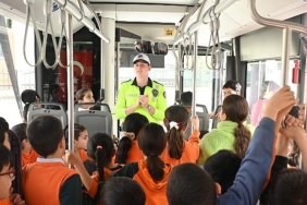 Konya’daki Öğrenciler “Nezaket Otobüsü” ile Trafikte Görgü Kurallarını Öğreniyor