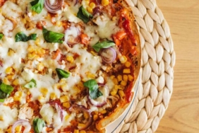 Lavaştan yapılır mı demeyin! Çıtır çıtır pizza tarifi: Özel sosu nefis