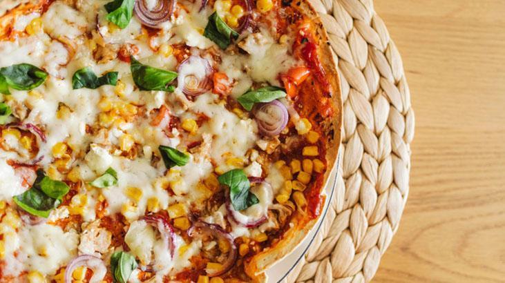 Lavaştan yapılır mı demeyin! Çıtır çıtır pizza tarifi: Özel sosu nefis
