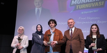 lider-buyukakin-genclerin-munazarasindan-cok-etkilendi-yarinlarimiz-emin-ellerde-yDVxXyTv.jpg