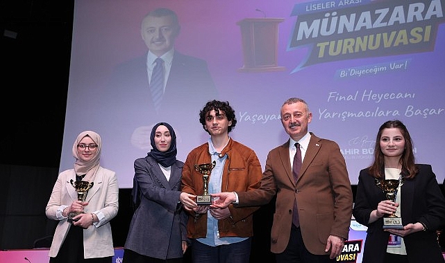 Lider Büyükakın, gençlerin münazarasından çok etkilendi: “Yarınlarımız emin ellerde”