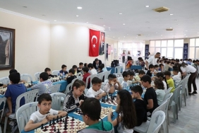 Lider Çerçioğlu’nun dayanakları ile satranç öğrenen öğrenciler ataklarını yarıştırdı