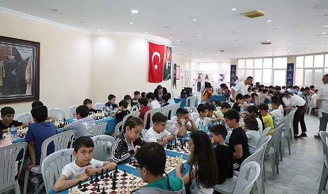 Lider Çerçioğlu’nun dayanakları ile satranç öğrenen öğrenciler ataklarını yarıştırdı