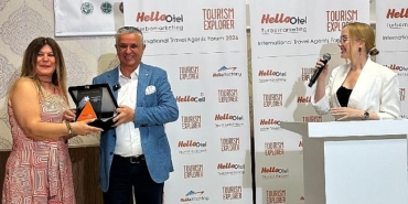 lider-topaloglu-forumda-acentecilerle-bir-ortaya-geldi-yIUWjcPg.jpg