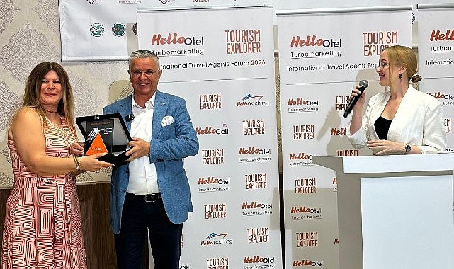 Lider Topaloğlu, forumda acentecilerle bir ortaya geldi