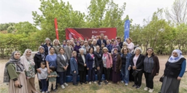 lider-tugay-sehit-anneleriyle-bir-ortaya-geldi-dwUHD9rX.jpg