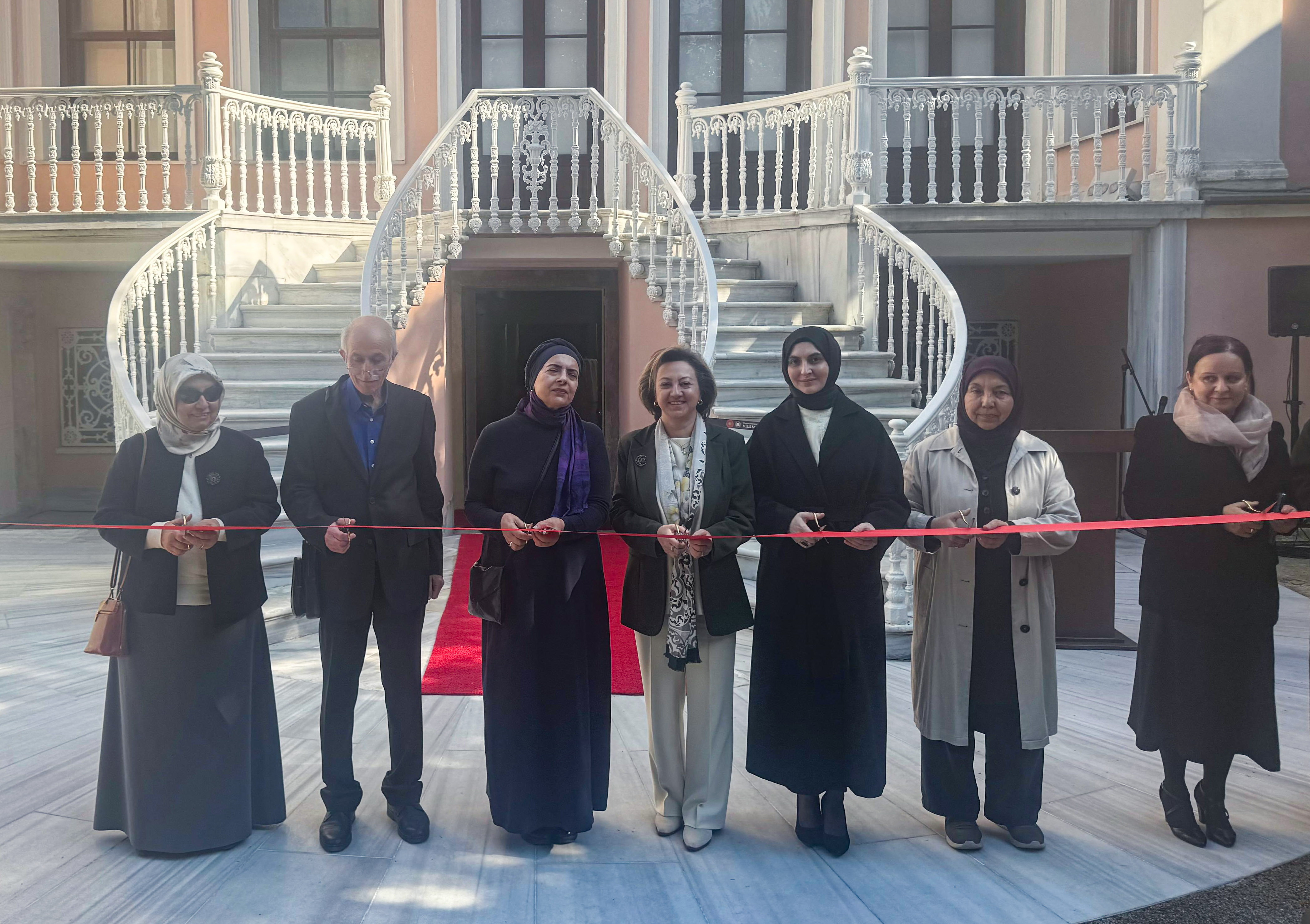 ressam-hulya-yazicinin-retrospektif-sergisi-dolmabahce-resim-muzesinde-acildi-AvxwDnFJ.jpg