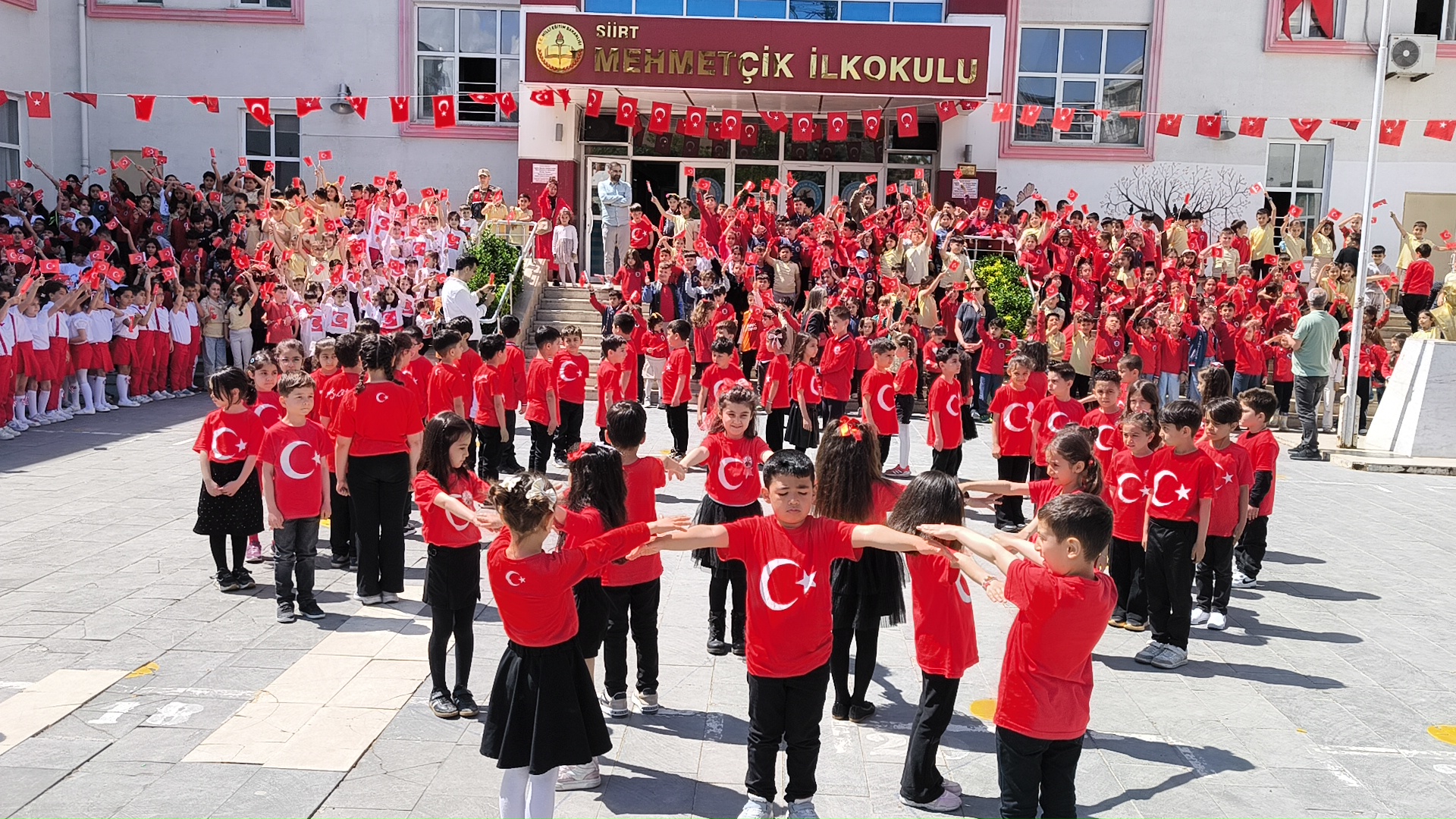 Siirt’te jandarma ve AFAD ekipleri, 1300 öğrenciye farkındalık eğitimi verdi